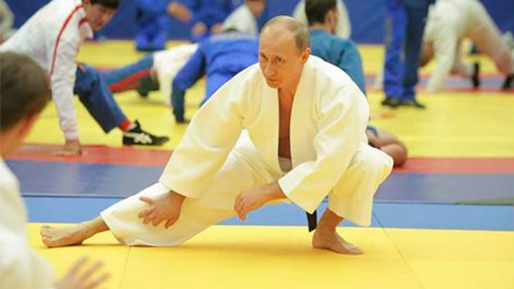 فيديو مضحك : لاعبة جودو روسية تطرح الرئيس بوتين أرضاً
