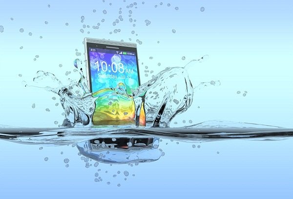 كيف تقوم بإصلاح هاتفك حال سقوطه في الماء ؟