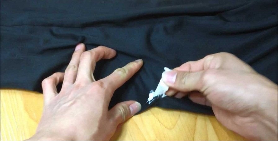كيفية إزالة العلكة عن الملابس