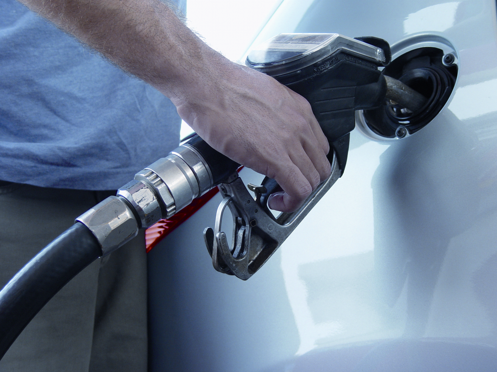 هذه النصائح لملئ خزان الوقود بأمان في السيارة