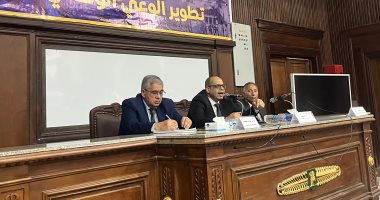 أكرم القصاص يشرح لطلاب جامعة القاهرة الهدف من الحوار الوطنى