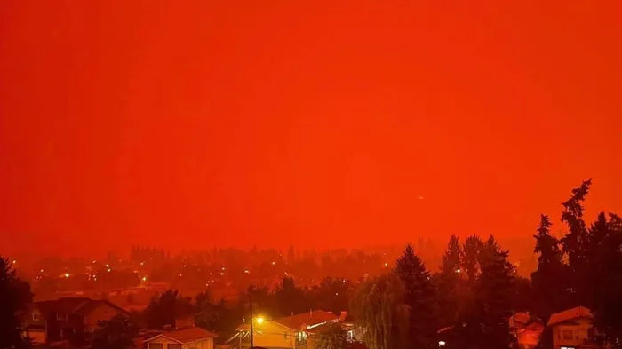 سماء كندا تتحول إلى اللون الأحمر.. فما السبب؟
