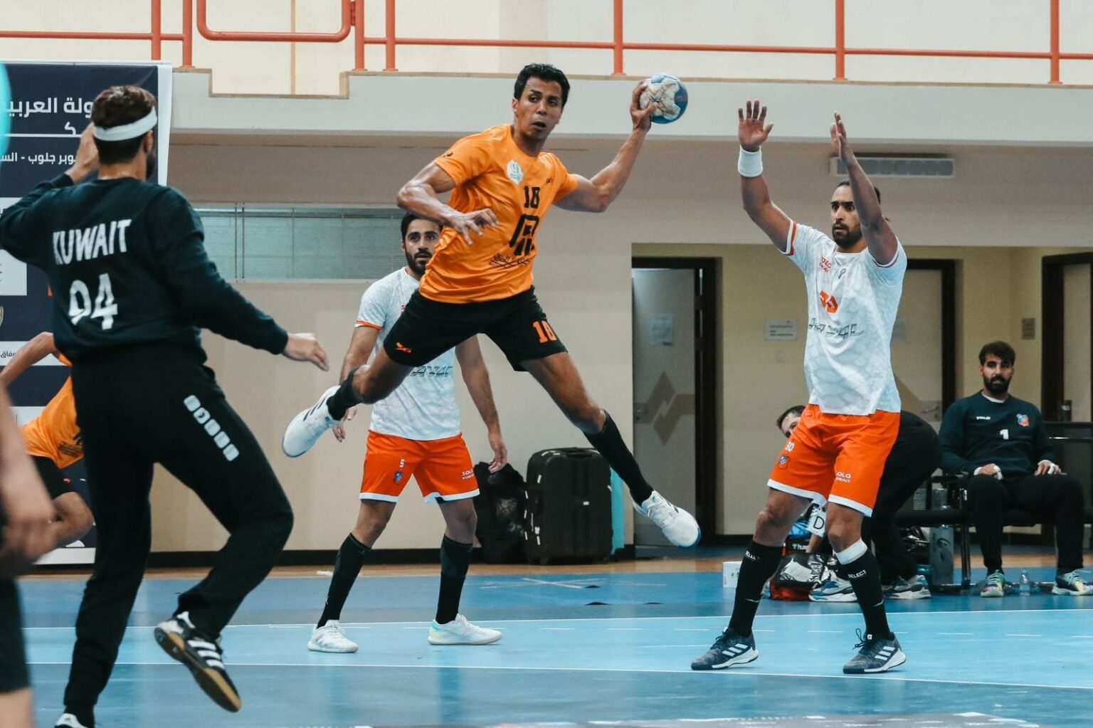البنك الأهلي يتعادل مع الكويت الكويتي (32 - 32) في البطولة العربية لكرة اليد