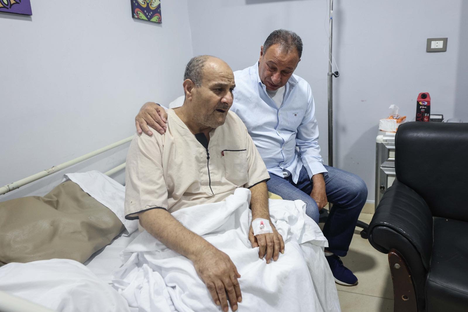 الخطيب يطمئن على الحالة الصحية للكابتن حمدي جمعة نجم الأهلي السابق