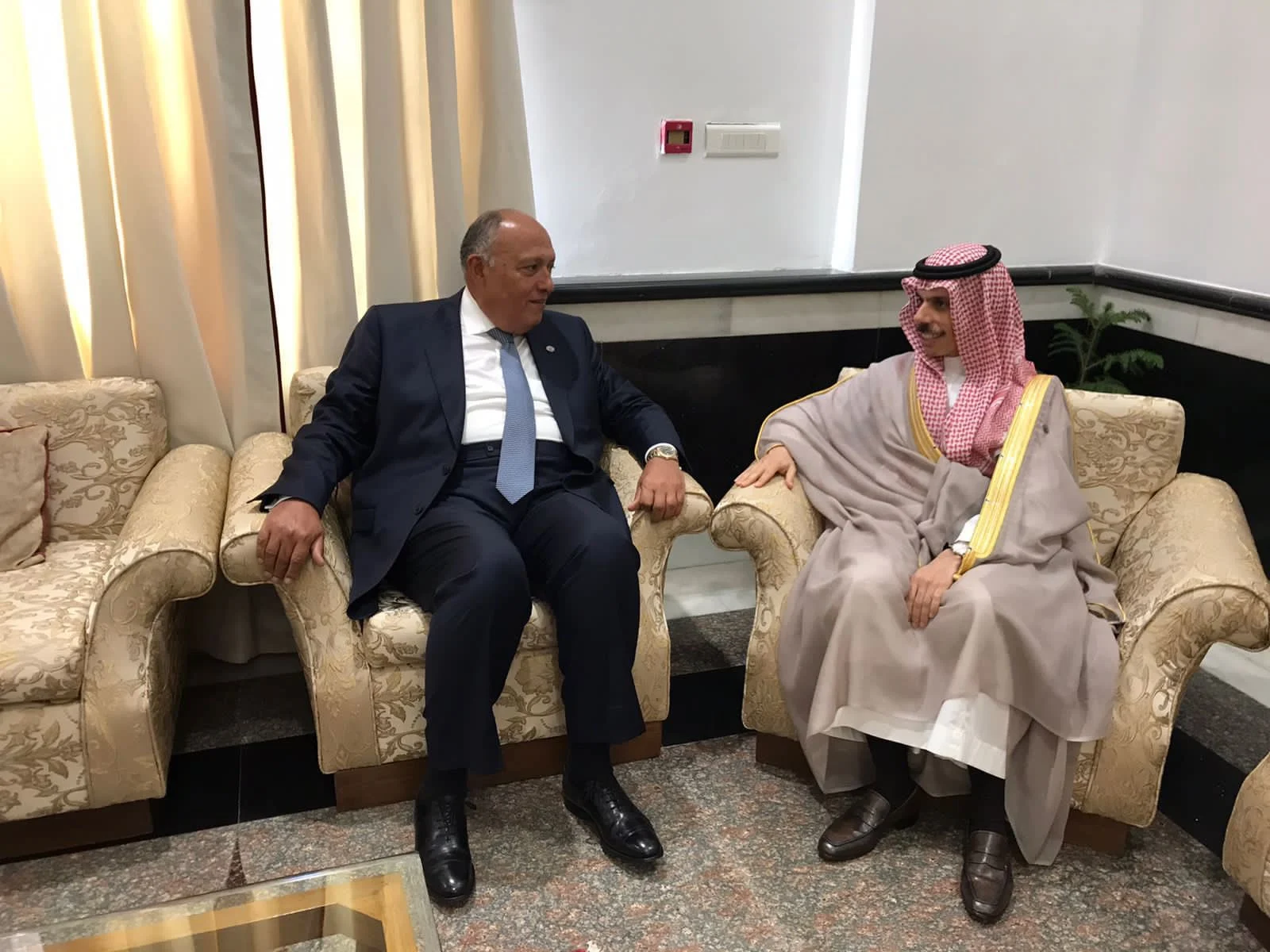 وزير الخارجية ونظيره السعودي يبحثان سبل توطيد العلاقات الثنائية