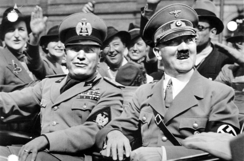 الفرق بين موسوليني و هتلر