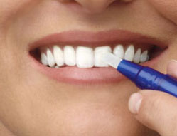 فوائد و اضرار استخدام قلم تبييض الأسنان