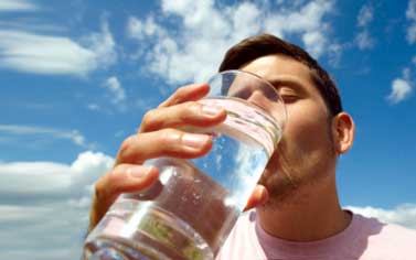فوائد واضرار الماء والاوقات الصحيحة لشربه