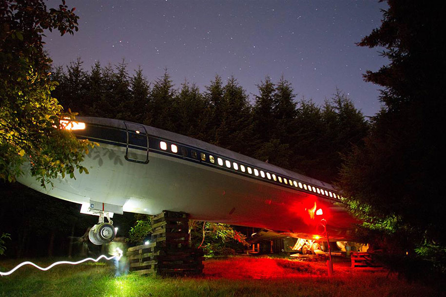 منزل طائرة بوينغ 727 في غابة