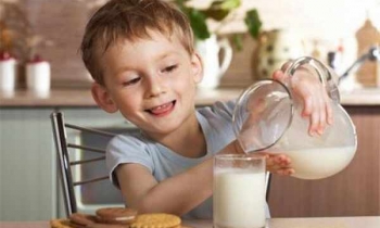 نصائح لكيفية تعويد الطفل على تناول الحليب