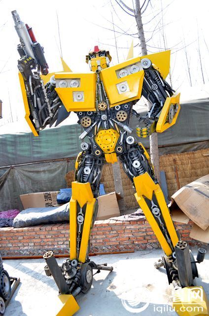 عمال صينيون يصنعون تماثيل من الخردة المهملة مثل التي ظهرت في فيلم Transformers