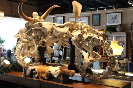 فنان يقوم بصنع دراجات نارية من عظام الحيوانات