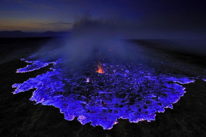 بركان إيجن كوا في إندونيسيا يطلق حمماً بركانية باللون الأزرق
