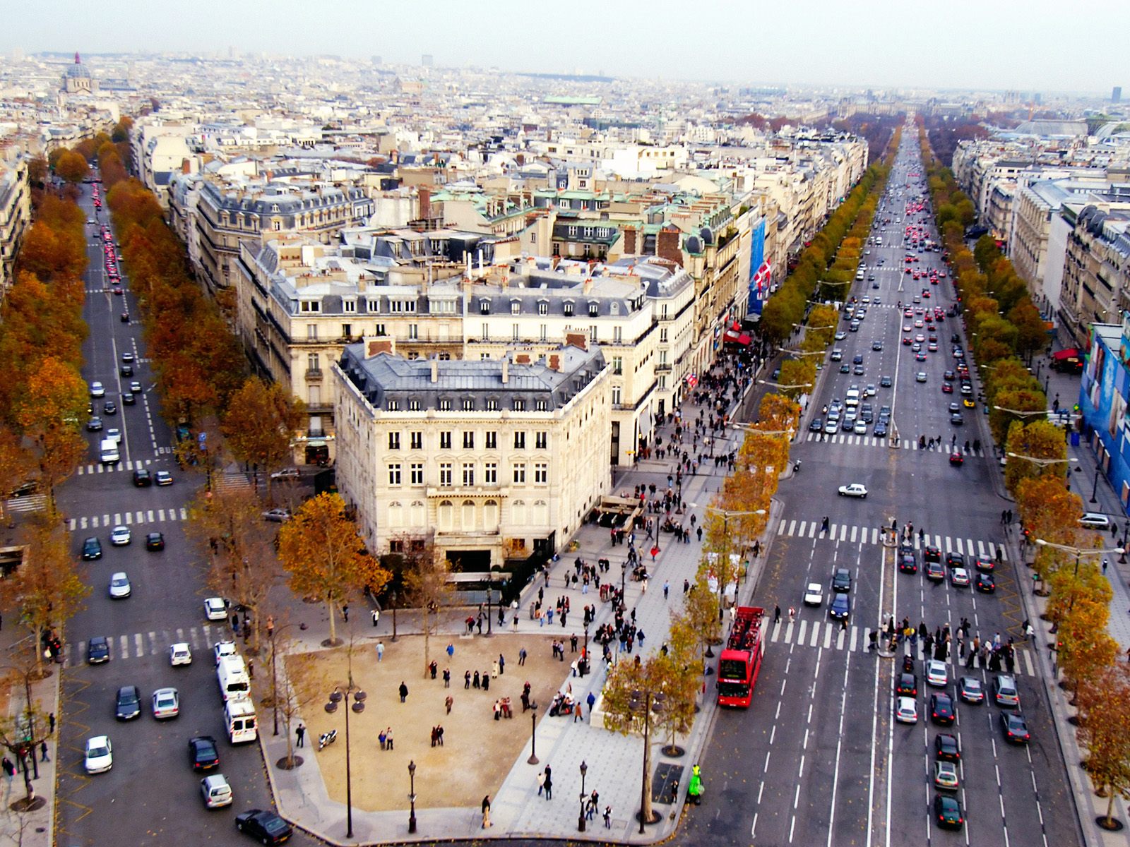 اكبر شارع في باريس . . . الشانزليزيه