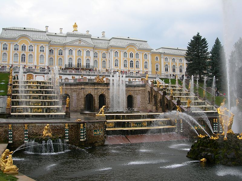 قصر بيترهوف في روسيا