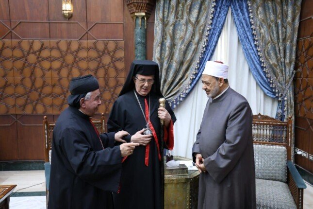 أسقف الإسكندرية للأرمن الكاثوليك يهنئ شيخ الأزهر بحلول عيد الفطر